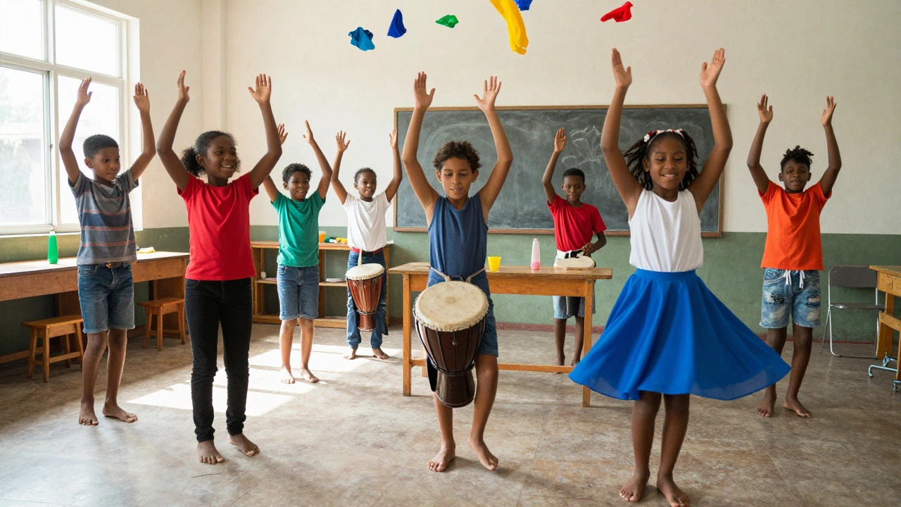 Группа детей танцует в классе под музыку, движение и радость в каждом жесте.