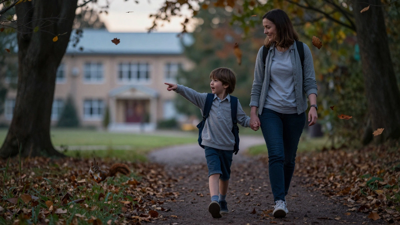 Ребёнок и родитель гуляют в лесу на закате, школа видна вдалеке, но они не несут портфели.