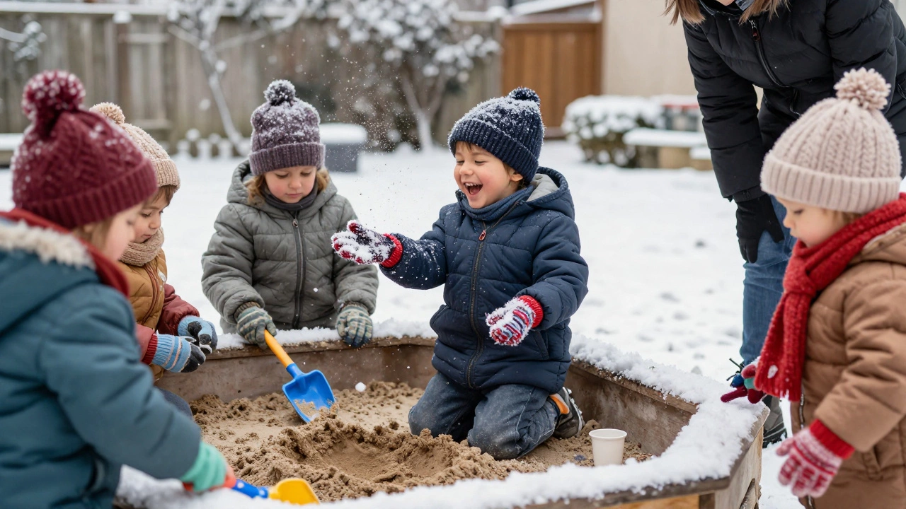 Дети играют в снегу после сна: ловят снежинки, копают в песочнице, воспитатель наблюдает.