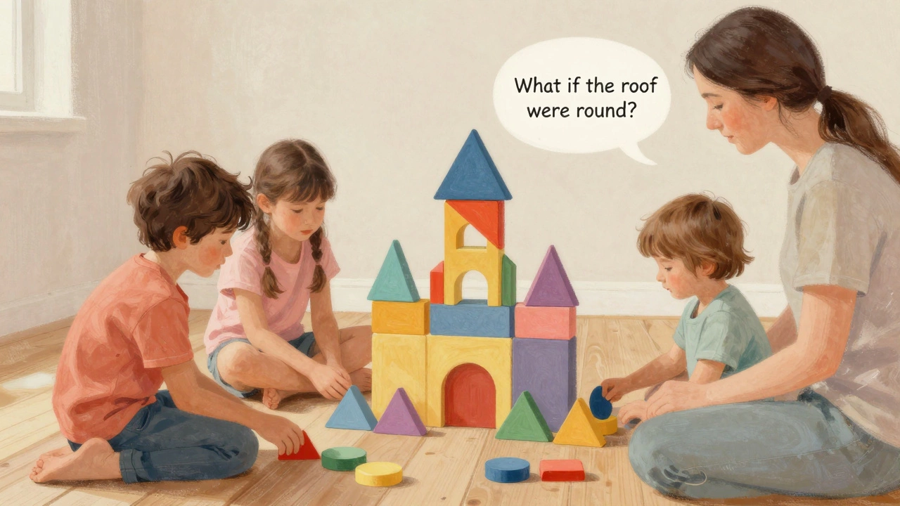 Дети складывают геометрические фигуры в замок, взрослый мягко спрашивает их о изменении формы.