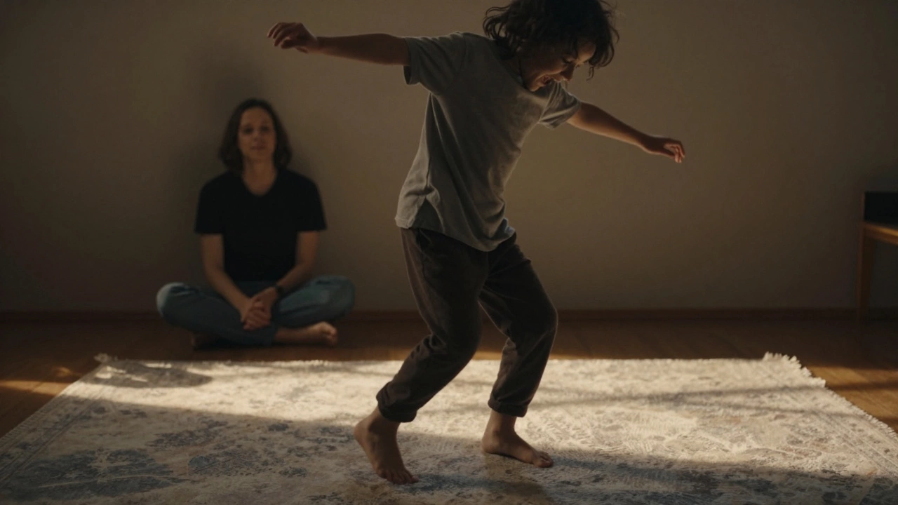 Ребёнок танцует без правил, освобождая эмоции через движение, а родитель просто присутствует рядом.