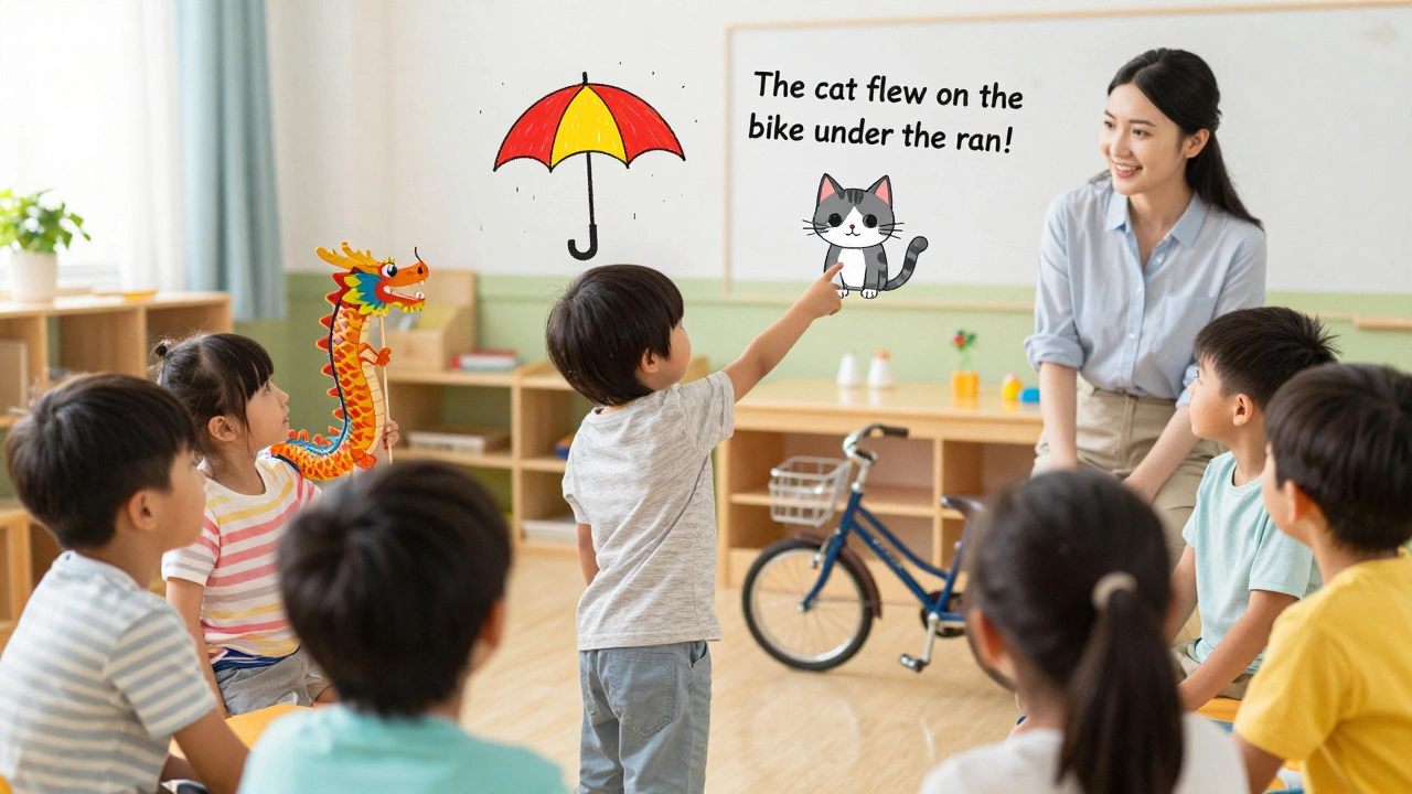 Ребёнок в детском саду придумывает сказку про кота, зонтик и велосипед перед сверстниками.