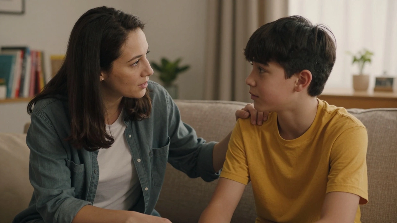 Родитель и подросток ведут равноправный разговор в уютной комнате
